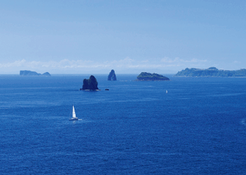 角力灘の水平線と大角力・小角力・母子島の島しょ景観